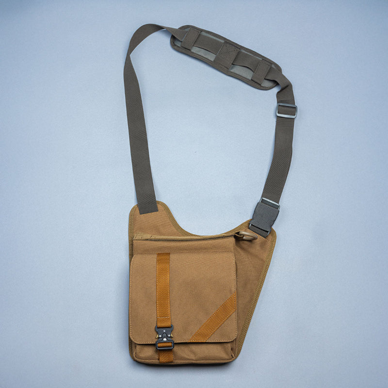 תיק צד מעוצב לנשיאת אקדח, עם מנגנון לשליפה מהירה. דיסקרטי, חכם ונוח.