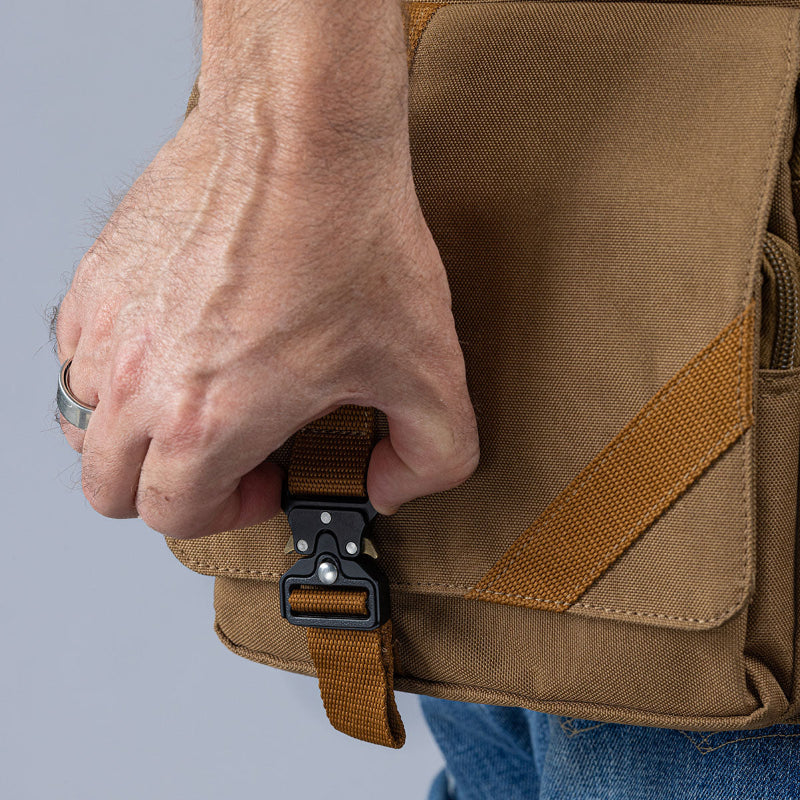 תיק צד מעוצב לנשיאת אקדח, עם מנגנון לשליפה מהירה. דיסקרטי, חכם ונוח.